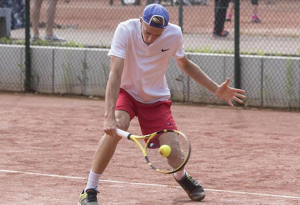 Bild Tennisschläger, Tennisball, Fußballschuhe, Torwarthandschuhe, Sporttasche